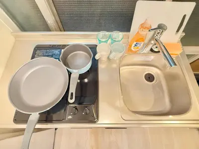 a kitchen counter with a sink and a strainer at \u6771\u65b0\u5bbf\u99c5\u65b0\u5bbf4\u4eba\u53ef b2 in Tokyo