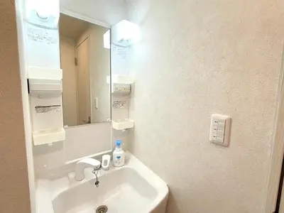 a bathroom with a sink and a mirror at \u6771\u65b0\u5bbf\u99c5\u65b0\u5bbf4\u4eba\u53ef b2 in Tokyo