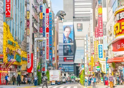 a busy street in a busy city with people and buildings at \u6771\u65b0\u5bbf\u99c5\u65b0\u5bbf4\u4eba\u53ef b2 in Tokyo