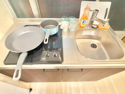 a kitchen sink with a strainer next to a sink at \u6771\u65b0\u5bbf\u99c5\u65b0\u5bbf4\u4eba\u53ef b2 in Tokyo