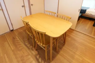 a wooden table and chairs in a room at \u30aa\u30fc\u30d7\u30f3\u7279\u4fa1 \u5317\u658e \u5bcc\u58eb\u306e\u9593 \u6c60\u888b4\u5206 \u65b0\u5bbf16\u5206 \u6e0b\u8c3721\u5206 in Tokyo