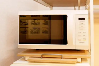 a microwave oven sitting on top of a wooden shelf at \u30aa\u30fc\u30d7\u30f3\u7279\u4fa1 \u5317\u658e \u5bcc\u58eb\u306e\u9593 \u6c60\u888b4\u5206 \u65b0\u5bbf16\u5206 \u6e0b\u8c3721\u5206 in Tokyo