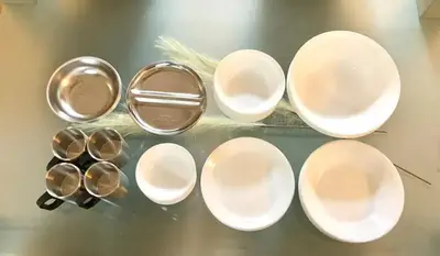 a group of white plates and cups on a table at \u30aa\u30fc\u30d7\u30f3\u7279\u4fa1 \u5317\u658e \u5bcc\u58eb\u306e\u9593 \u6c60\u888b4\u5206 \u65b0\u5bbf16\u5206 \u6e0b\u8c3721\u5206 in Tokyo