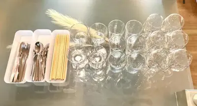 a group of glasses and utensils on a table at \u30aa\u30fc\u30d7\u30f3\u7279\u4fa1 \u5317\u658e \u5bcc\u58eb\u306e\u9593 \u6c60\u888b4\u5206 \u65b0\u5bbf16\u5206 \u6e0b\u8c3721\u5206 in Tokyo