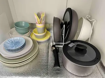 a table with plates and bowls and a plate at Iwamoto compound 301 \u5ca9\u672c\u30b3\u30f3\u30d1\u30a6\u30f3\u30c9301 in Tokyo