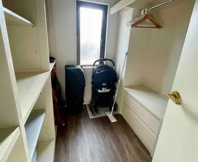 a small room with a walk in closet with a suitcase at Iwamoto compound 301 \u5ca9\u672c\u30b3\u30f3\u30d1\u30a6\u30f3\u30c9301 in Tokyo