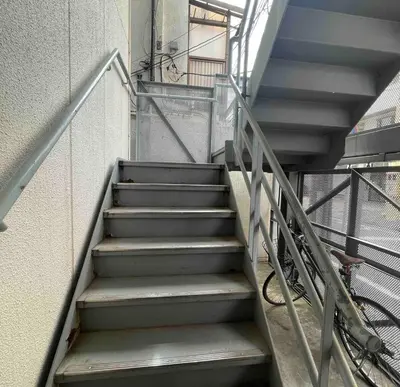 a metal staircase in a building with a railing at Iwamoto compound 301 \u5ca9\u672c\u30b3\u30f3\u30d1\u30a6\u30f3\u30c9301 in Tokyo