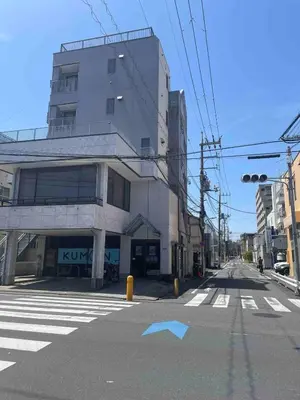 an intersection of an empty street with a building at Iwamoto compound 301 \u5ca9\u672c\u30b3\u30f3\u30d1\u30a6\u30f3\u30c9301 in Tokyo