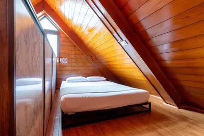 a bedroom with a bed in a wooden attic at -Blue sky4F- \u4e09\u30ce\u8f2a\u30ea\u30d3\u30f3\u30b0\u5e83\u3044\u3086\u3063\u305f\u308a\u533a\u9593\u30b7\u30f3\u30d7\u30eb\u306a\u7d20\u6575\u306a\u73cd\u3057\u3044\u5e83\u3044\u304a\u5bb6 in Tokyo