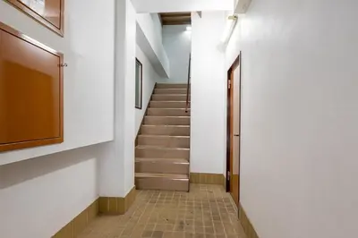 a hallway with stairs in a building at -Blue sky4F- \u4e09\u30ce\u8f2a\u30ea\u30d3\u30f3\u30b0\u5e83\u3044\u3086\u3063\u305f\u308a\u533a\u9593\u30b7\u30f3\u30d7\u30eb\u306a\u7d20\u6575\u306a\u73cd\u3057\u3044\u5e83\u3044\u304a\u5bb6 in Tokyo