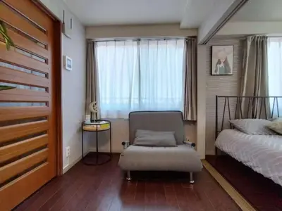 a bedroom with a bed and a chair and a window at Jr\u5c71\u6c34\u7ebf \u99d2\u8fbc\u8f66\u7ad93\u5206\u949f \u76f4\u8fbe\u65b0\u5bbf\u6d89\u8c37\u6c60\u888b\u4e0a\u91ce\u79cb\u53f6\u539f Max5 in Tokyo