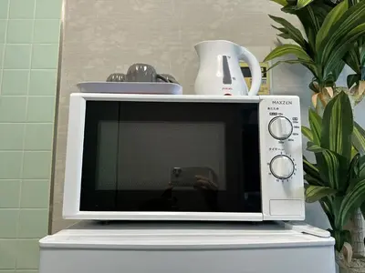a microwave oven sitting on top of a refrigerator at Jr\u5c71\u6c34\u7ebf \u99d2\u8fbc\u8f66\u7ad93\u5206\u949f \u76f4\u8fbe\u65b0\u5bbf\u6d89\u8c37\u6c60\u888b\u4e0a\u91ce\u79cb\u53f6\u539f Max5 in Tokyo