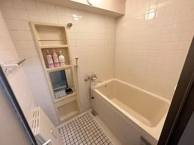 a white bathroom with a tub and a sink at Jr\u5c71\u6c34\u7ebf \u99d2\u8fbc\u8f66\u7ad93\u5206\u949f \u76f4\u8fbe\u65b0\u5bbf\u6d89\u8c37\u6c60\u888b\u4e0a\u91ce\u79cb\u53f6\u539f Max5 in Tokyo