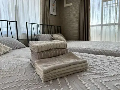 a bedroom with two beds with towels on them at Jr\u5c71\u6c34\u7ebf \u99d2\u8fbc\u8f66\u7ad93\u5206\u949f \u76f4\u8fbe\u65b0\u5bbf\u6d89\u8c37\u6c60\u888b\u4e0a\u91ce\u79cb\u53f6\u539f Max5 in Tokyo