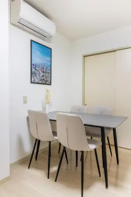 a dining room with a table and chairs at \u99c5\u304b\u3089\u5f92\u6b691\u5206 \u5de3\u9d28\u99c5 \u6700\u59274\u540d \u7121\u6599wifi 45\u5e73\u7c73\u3067\u5e83\u3044\u304a\u90e8\u5c4b in Tokyo