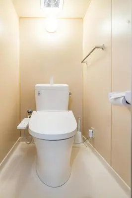 a bathroom with a white toilet in a room at \u99c5\u304b\u3089\u5f92\u6b691\u5206 \u5de3\u9d28\u99c5 \u6700\u59274\u540d \u7121\u6599wifi 45\u5e73\u7c73\u3067\u5e83\u3044\u304a\u90e8\u5c4b in Tokyo
