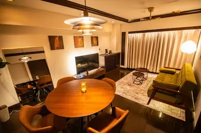 a living room with a table and chairs and a couch at \u30b5\u30f3\u30e2\u30fc\u30eb\u30af\u30ec\u30b9\u30c8306 in Tokyo