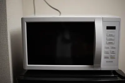 a microwave oven sitting on top of a shelf at \u30b5\u30f3\u30e2\u30fc\u30eb\u30af\u30ec\u30b9\u30c8306 in Tokyo