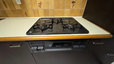 a stove top oven in a small kitchen at \u30b5\u30f3\u30e2\u30fc\u30eb\u30af\u30ec\u30b9\u30c8306 in Tokyo