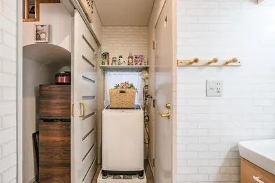a small kitchen with an old refrigerator in a hallway at Qiao318,Mejiro - Vacation STAY 20385v in Tokyo