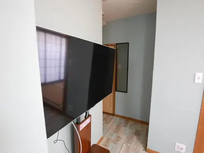 a living room with a flat screen tv on a wall at \u6771\u4eac\u306e\u4e2d\u5fc3\u5730 Okachimachi Staypia in Tokyo