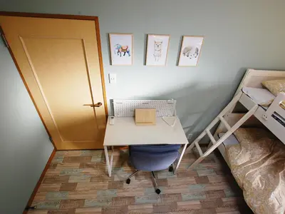 a bedroom with a desk and a bunk bed at \u6771\u4eac\u306e\u4e2d\u5fc3\u5730 Okachimachi Staypia in Tokyo