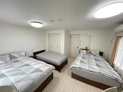 a bedroom with two beds and a window at \u7d50\u5948\u5e0c Yunakis House in Tokyo