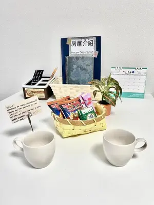 a table with two cups and a basket of snacks at \u7d50\u5948\u5e0c Yunakis House in Tokyo