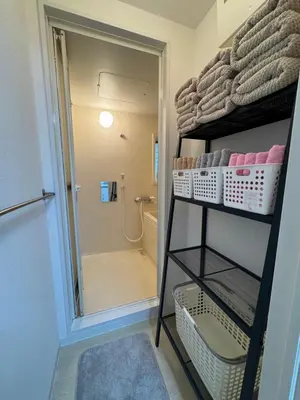 a bathroom with a bunk bed with a shower and a bathroom at \u7d50\u5948\u5e0c Yunakis House in Tokyo