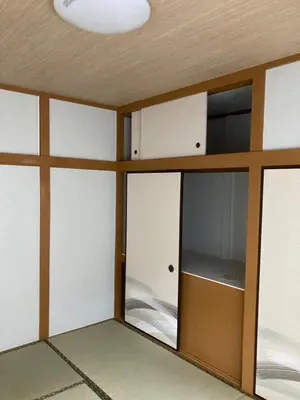 an empty room with glass doors and a ceiling at Fukurou House in Tokyo