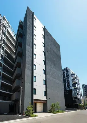 a tall building with two tall buildings at \u6b74\u53f2\u7684\u5bfa\u9662\u8fd1\u304f \u89b3\u5149\u5730\u3078\u306e\u30a2\u30af\u30bb\u30b9\u4fbf\u5229 Qe in Tokyo