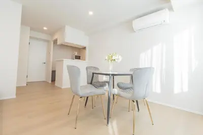 a dining room with a table and four chairs at \u6b74\u53f2\u7684\u5bfa\u9662\u8fd1\u304f \u89b3\u5149\u5730\u3078\u306e\u30a2\u30af\u30bb\u30b9\u4fbf\u5229 Qe in Tokyo