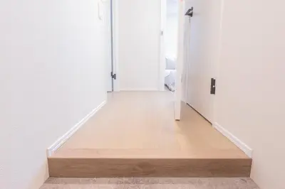 an empty hallway with white walls and a wooden floor at \u6b74\u53f2\u7684\u5bfa\u9662\u8fd1\u304f \u89b3\u5149\u5730\u3078\u306e\u30a2\u30af\u30bb\u30b9\u4fbf\u5229 Qe in Tokyo