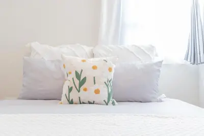 a group of pillows sitting on top of a bed at \u6b74\u53f2\u7684\u5bfa\u9662\u8fd1\u304f \u89b3\u5149\u5730\u3078\u306e\u30a2\u30af\u30bb\u30b9\u4fbf\u5229 Qe in Tokyo