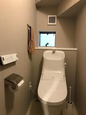 a small bathroom with a toilet and a window at \u6728\u6751\u5c4b-\u6c60\u888b Kimuraya-Ikebukuro in Tokyo