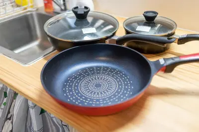 a frying pan and two pans on a kitchen counter at \u697d\u9038\u30b0\u30eb\u30fc\u30d7 \u56db\u30c4\u6728 102t in Tokyo