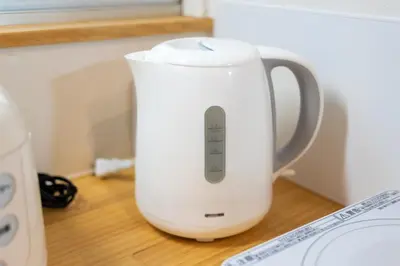a white appliance sitting on top of a table at \u697d\u9038\u30b0\u30eb\u30fc\u30d7 \u56db\u30c4\u6728 102t in Tokyo