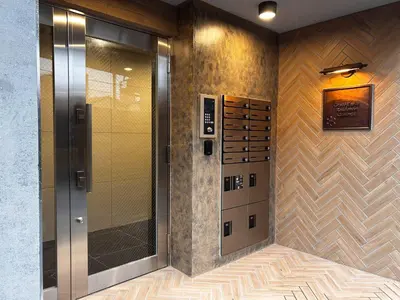 a bathroom with a walk in shower and a elevator at \u30b0\u30ec\u30a4\u30b9\u30a2\u30fc\u30b9\u30ec\u30b8\u30c7\u30f3\u30b9\u5317\u5343\u4f4f in Tokyo