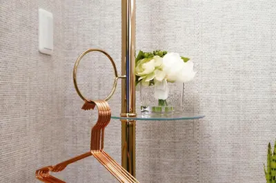 a mirror with a vase of flowers on a glass table at \u90fd\u5fc3\u7f55\u89c1 \u79cb\u53f6\u539f\u4e1c\u4eac\u7ad9KDoa \u8d85\u7ea7\u5962\u534e\u53cc\u5367\u5957\u623f\u5e26\u53a8\u623f \u5730\u94c13\u5206\u949f \u6234\u68eePOLA\u9876\u7ea7\u914d\u7f6e \u79cb\u53f6\u539f\u6b65\u884c\u53ef\u8fbe \u4e1c\u4eac\u7ad94\u5206\u949f in Tokyo