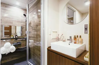 a bathroom with a sink and a shower at \u90fd\u5fc3\u7f55\u89c1 \u79cb\u53f6\u539f\u4e1c\u4eac\u7ad9KDoa \u8d85\u7ea7\u5962\u534e\u53cc\u5367\u5957\u623f\u5e26\u53a8\u623f \u5730\u94c13\u5206\u949f \u6234\u68eePOLA\u9876\u7ea7\u914d\u7f6e \u79cb\u53f6\u539f\u6b65\u884c\u53ef\u8fbe \u4e1c\u4eac\u7ad94\u5206\u949f in Tokyo