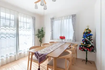 a dining room with a table and a christmas tree at \u4e0b\u6d1b\u5408\u70ed\u95e8\u7684\u65b0\u5bbf \u6700\u592712\u540d \u63d0\u4f9b\u72ec\u7acb\u623f\u5c4b Wifi\u7f51\u7edcMK535 in Tokyo