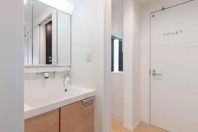 a white bathroom with a sink and a shower at \u4e0b\u6d1b\u5408\u70ed\u95e8\u7684\u65b0\u5bbf \u6700\u592712\u540d \u63d0\u4f9b\u72ec\u7acb\u623f\u5c4b Wifi\u7f51\u7edcMK535 in Tokyo