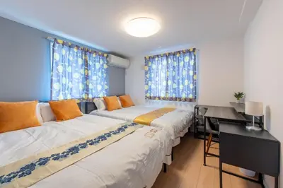 a room with two beds and a desk in it at \u4e0b\u6d1b\u5408\u70ed\u95e8\u7684\u65b0\u5bbf \u6700\u592712\u540d \u63d0\u4f9b\u72ec\u7acb\u623f\u5c4b Wifi\u7f51\u7edcMK535 in Tokyo