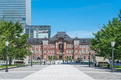 a large red brick building in a city at \u4e0b\u6d1b\u5408\u70ed\u95e8\u7684\u65b0\u5bbf \u6700\u592712\u540d \u63d0\u4f9b\u72ec\u7acb\u623f\u5c4b Wifi\u7f51\u7edcMK535 in Tokyo
