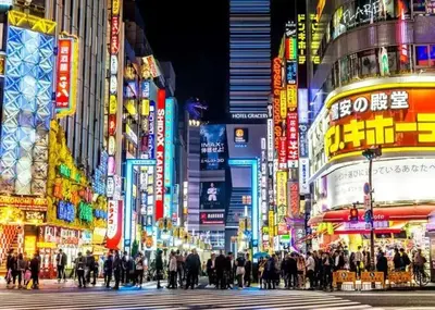 a crowd of people crossing a busy city street at night at \u4e0b\u6d1b\u5408\u70ed\u95e8\u7684\u65b0\u5bbf \u6700\u592712\u540d \u63d0\u4f9b\u72ec\u7acb\u623f\u5c4b Wifi\u7f51\u7edcMK535 in Tokyo