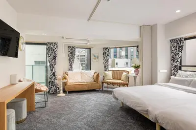 a bedroom with a bed and a living room at \u6771\u4eac\u30bf\u30ef\u30fc\u8fd1 \u864e\u30ce\u9580\u30d2\u30eb\u30ba\u99c5\u5f92\u6b694\u5206\u30b9\u30bf\u30a4\u30ea\u30c3\u30b7\u30e5 501 in Tokyo