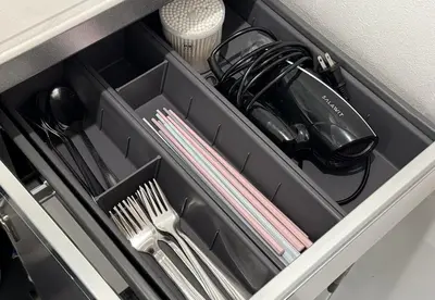 a drawer filled with utensils in a kitchen at \u6771\u4eac\u30bf\u30ef\u30fc\u8fd1 \u864e\u30ce\u9580\u30d2\u30eb\u30ba\u99c5\u5f92\u6b694\u5206\u30b9\u30bf\u30a4\u30ea\u30c3\u30b7\u30e5 501 in Tokyo