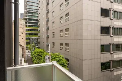 a view from a balcony of a building at \u6771\u4eac\u30bf\u30ef\u30fc\u8fd1 \u864e\u30ce\u9580\u30d2\u30eb\u30ba\u99c5\u5f92\u6b694\u5206\u30b9\u30bf\u30a4\u30ea\u30c3\u30b7\u30e5 501 in Tokyo
