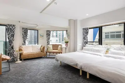 a bedroom with a large bed and a living room at \u6771\u4eac\u30bf\u30ef\u30fc\u8fd1 \u864e\u30ce\u9580\u30d2\u30eb\u30ba\u99c5\u5f92\u6b694\u5206\u30b9\u30bf\u30a4\u30ea\u30c3\u30b7\u30e5 501 in Tokyo
