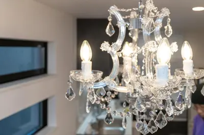 a chandelier with three candles in a room at RIAUS \u65b0\u7bc9\u4e00\u8ed2\u5bb6\u8cb8\u5207 \u6700\u59276\u540d family\u6b53\u8fce \u7a7a\u6e2f\u3084\u89b3\u5149\u5730\u76f4\u901a in Tokyo